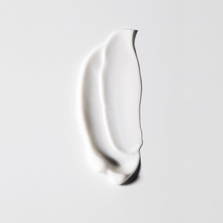 Jorgobé White Tea Moisturiser 50 ml lugnande vitt te kräm med en mjuk vit och krämig textur utstruken på vit yta