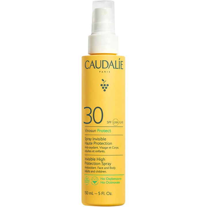 Caudalie Vinosun Protect SPF30 150 ml antioxidant solskydd spray ger skydd i en gul sprayflaska med vit pump.