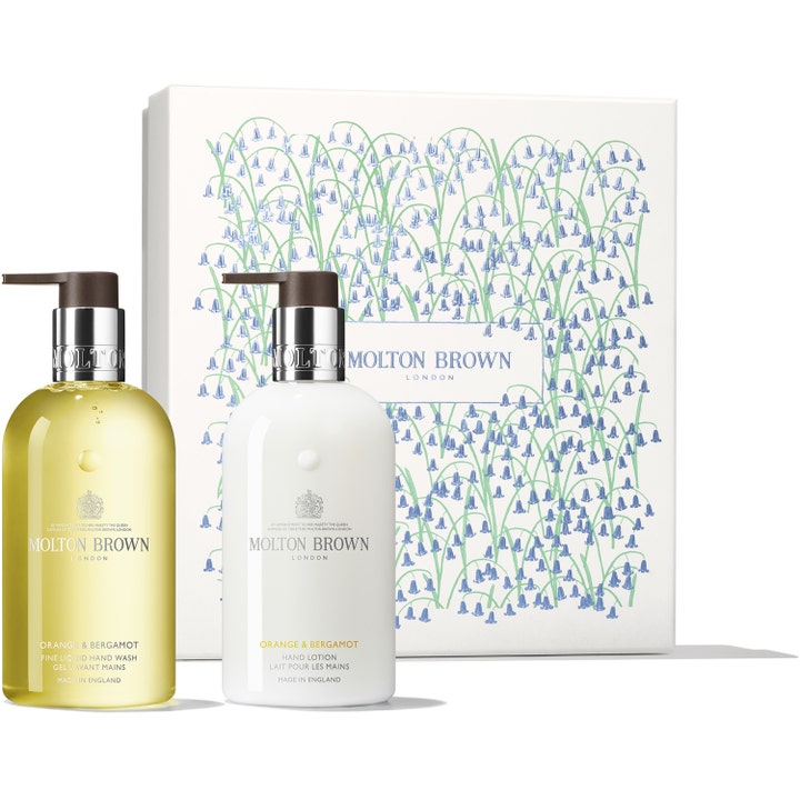 Molton Brown Orange & Bergamot handtvål och lotion set 2x300 ml i flaskor med pump framför mönstrad presentask.
