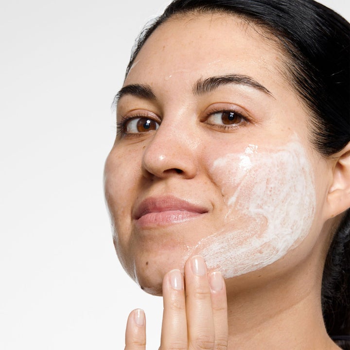 Clinique 3-Step Skincare System 450 ml ger lyster när vit krämig rengöring appliceras på huden.
