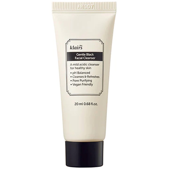 Klairs Gentle Black Facial Cleanser 20 ml djuprengörande ansiktsrengöring i en krämvit tub med svart skruvkork