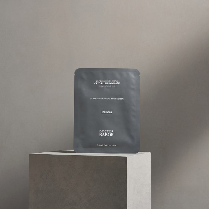 Doctor Babor Cryo Plumping Mask 1 st cryo ansiktsmask för återfuktning i mörkgrå sachet på ett stenpodium
