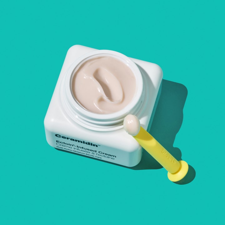 Dr.Jart+ Ceramidin Ectoin-Infused Cream 50 ml barriärstärkande ansiktskräm med rik textur och gul spatel