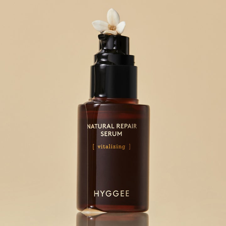 Hyggee Natural Repair Serum 30 ml vitaliserande hyggee serum i mörk glasflaska med vit blomma