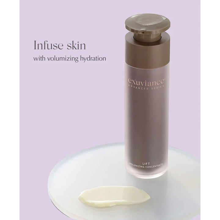 Exuviance Lift Volumizing Concentrate 50 g lyftserum i frostad flaska med krämig vit textur synlig.