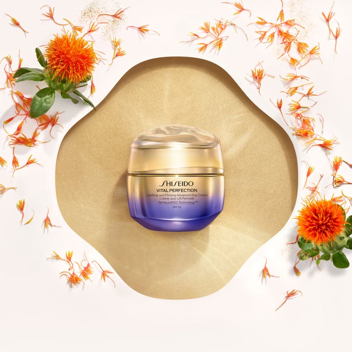 Shiseido Vital Perfection Advanced Day Cream 50 ml uppstramande dagkräm SPF 30 i lila guldburk med orange blommor