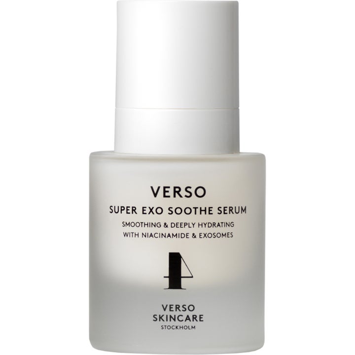 Verso Super Exo Soothe Serum lugnande serum med niacinamid och exosomer i frostad glasflaska med vitt lock.