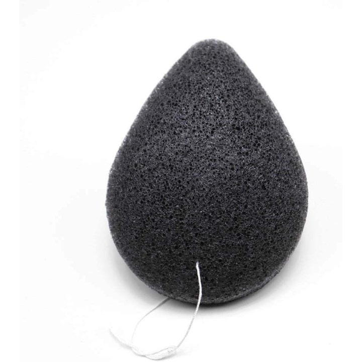 The Konjac Sponge Co Konjac Svamp med bambuskol för fet hy är en droppformad svart ansiktssvamp med vitt snöre.