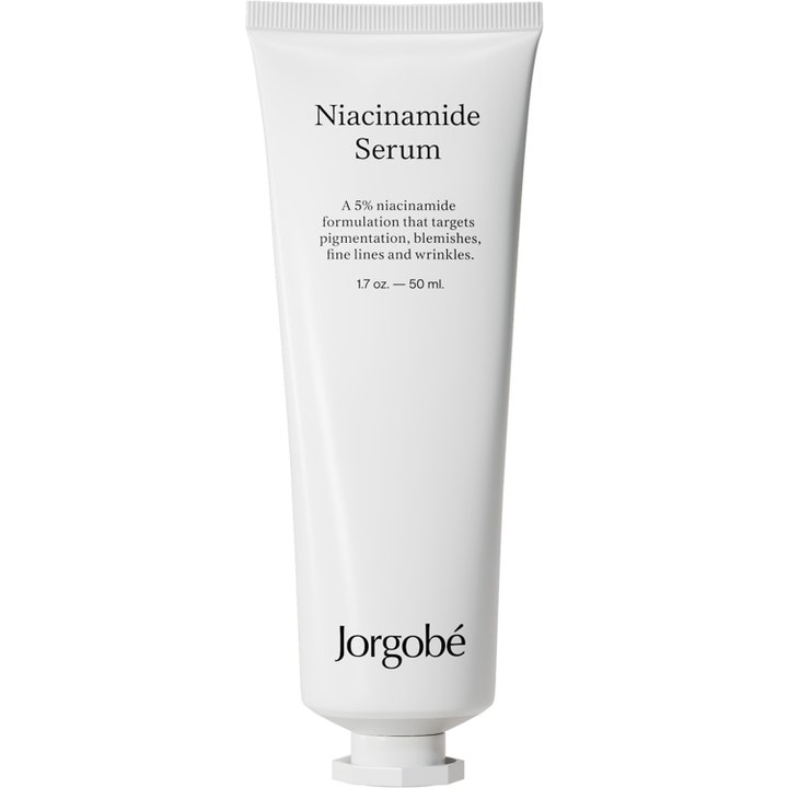 Jorgobé Niacinamide Serum 50 ml ansiktsserum för jämnare hudton i en minimalistisk vit tub med svart text