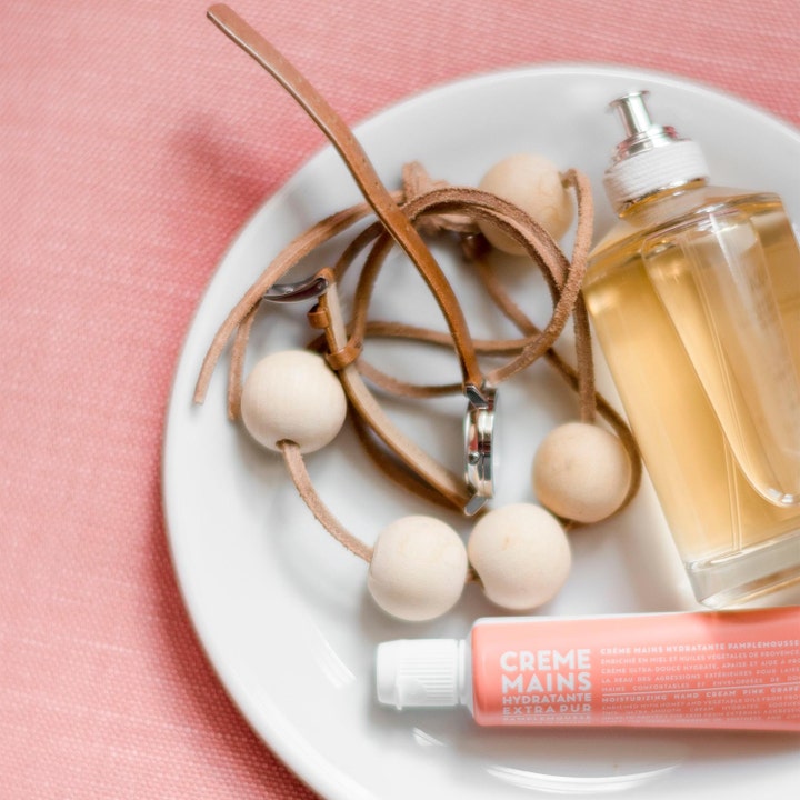 Compagnie de Provence fransk handkräm rosa grapefrukt 30 ml återfuktande tub på vitt fat med livsstilsdetaljer