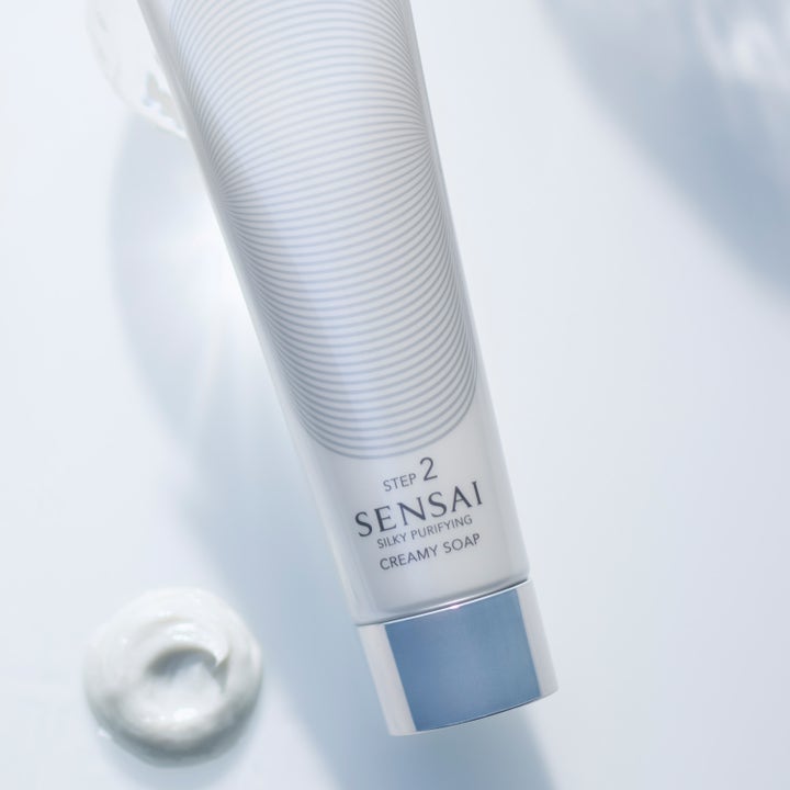 Sensai Silky Purifying Creamy Soap N 125 ml ansiktsrengöring i vit tub med krämig texturklick bredvid