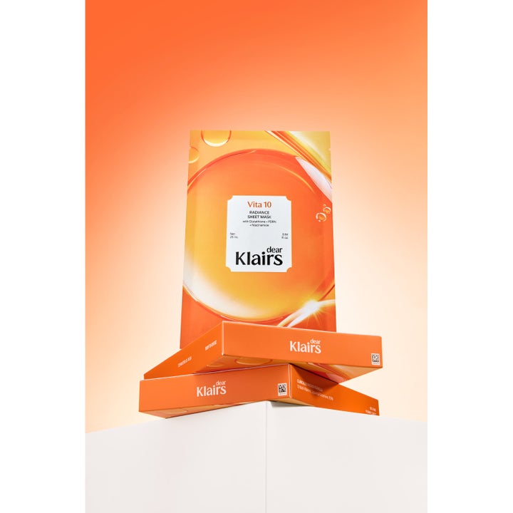 Klairs Vita 10 Radiance Sheet Mask 25 ml lystergivande ansiktsmask i orange förpackning på askar.