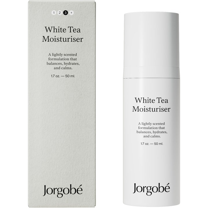 Jorgobé White Tea Moisturiser 50 ml är en lugnande vitt te kräm i vit pumpflaska med matchande ytterkartong.