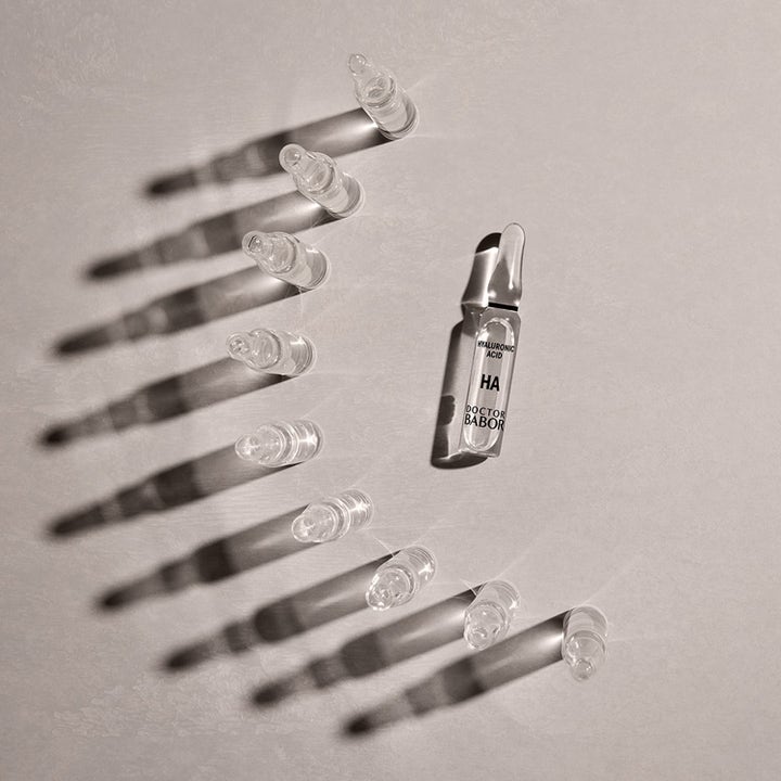 Babor DOC 10D Hyaluronic Acid Ampoule Serum 14 ml återfuktande serum i glasampuller som kastar långa skuggor.