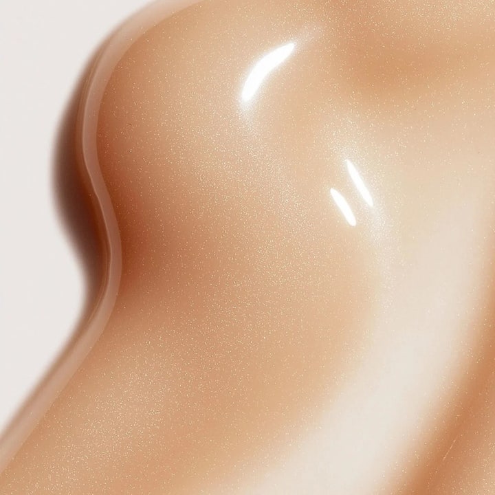 MANTLE The Eye De-Puffer 15 ml anti-svullnad ögonkräm med koffein har en lystergivande, skimrande persikofärgad textur