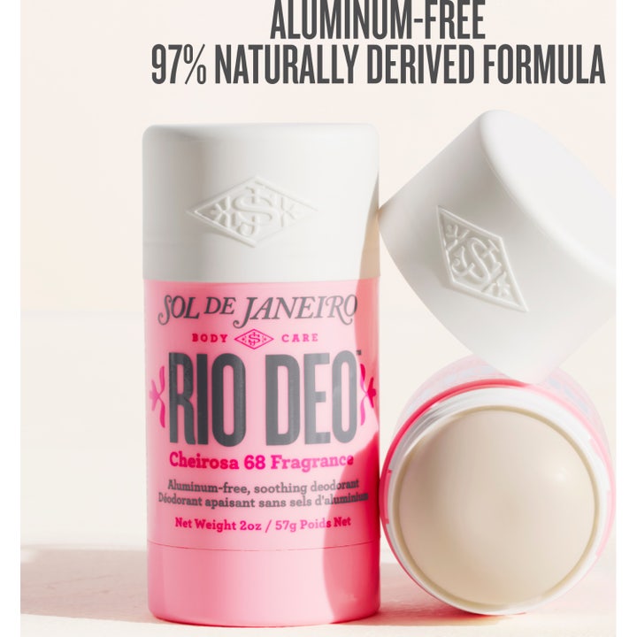 Sol de Janeiro Rio Deo 68 57 ml aluminiumfri deodorant dam i rosa hylsa med krämigt stick i badrumsmiljö