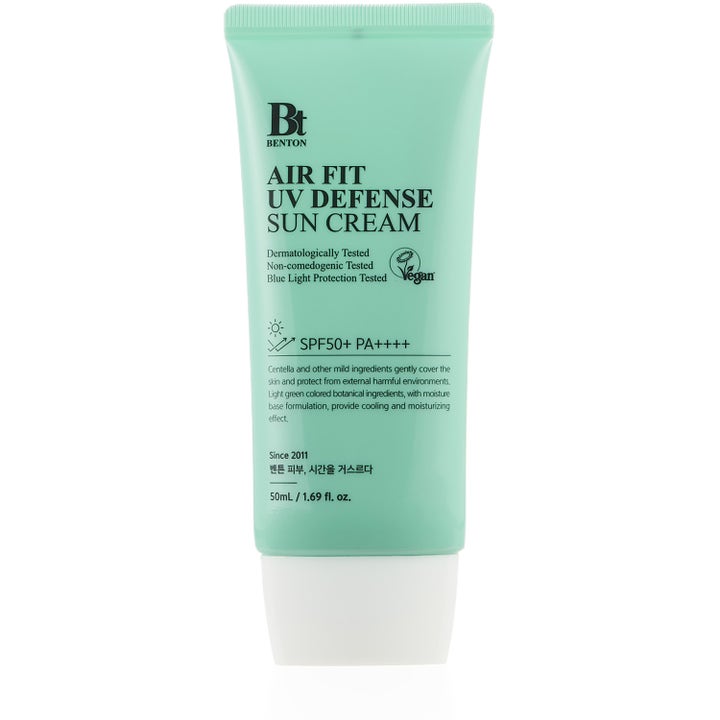 Benton Air Fit UV Defense Sun Cream 50ml ger lugnande solskydd med SPF 50 i en mintgrön tub med vitt lock.