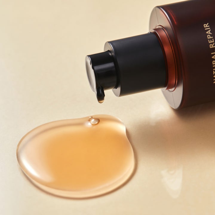 Hyggee Natural Repair Serum 120 ml reparerande serum med bärnstensfärgad gelkonsistens från en mörk flaska med pump