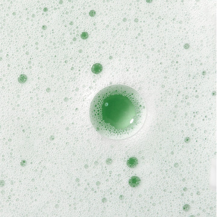Caudalie Vinoclean Instant Foaming Cleanser 150 ml återfuktande ansiktstvätt med vitt luftigt skum och gröna droppar.