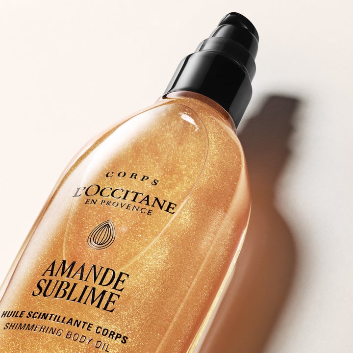 L'Occitane en Provence Almond Shimmering Body Oil 100 ml lysterivande kroppsolja med synligt guldskimmer och svart pump