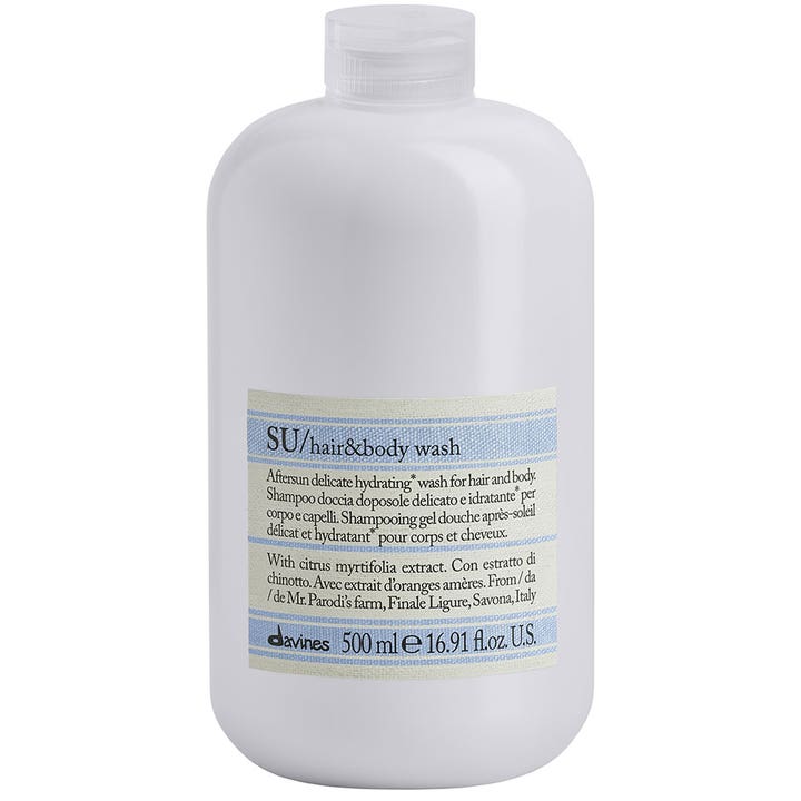 Davines SU Hair & Body Wash 500 ml återfuktande rengöring i vit plastflaska med ljusblå mönstrad etikett