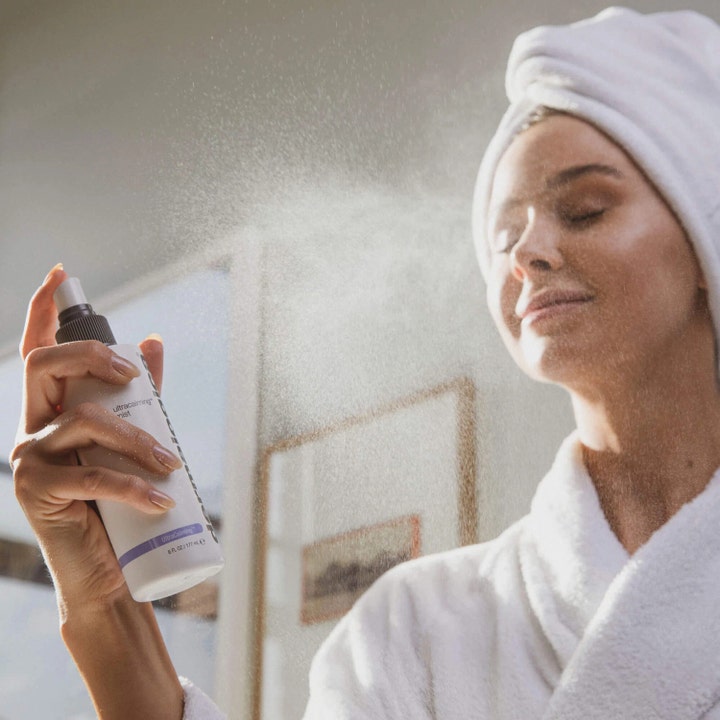 Dermalogica UltraCalming Mist 177 ml lugnande ansiktsmist som sprayas över ansiktet i en fin fuktgivande molndimma