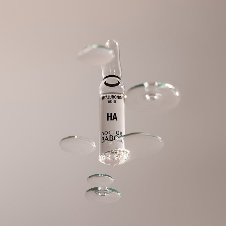 Babor DOC 10D Hyaluronic Acid Ampoule Serum 14 ml ger fukt med hyaluronsyra i glasampull bland klara droppar.