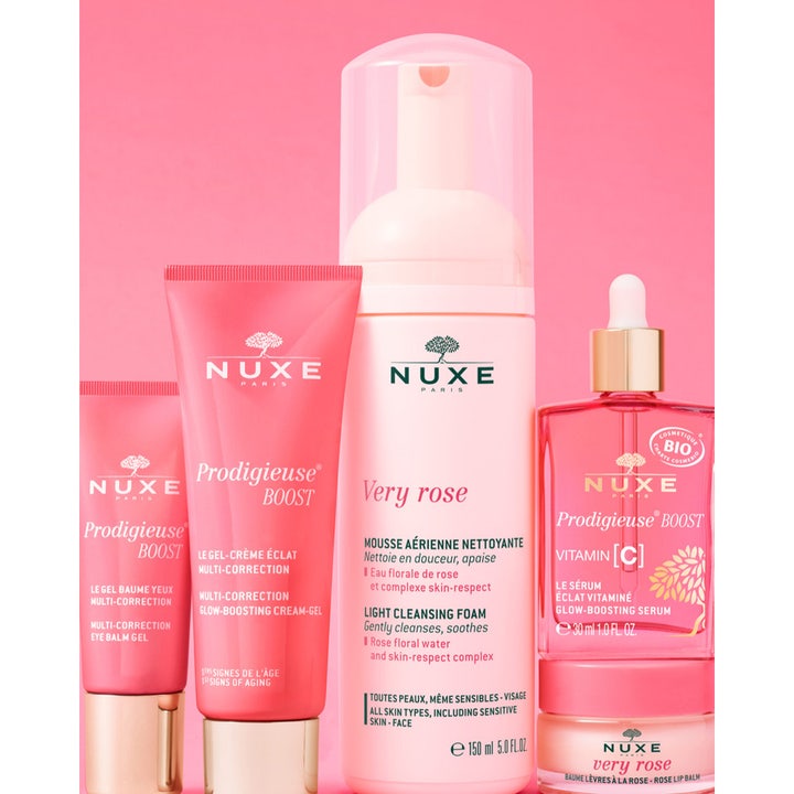 Nuxe Créme Prodigieuse Boost 40 ml lystergivande Nuxe gelkräm i rosa tub bland andra hudvårdsprodukter.