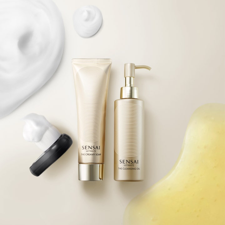Sensai Ultimate The Creamy Soap 125 ml ansiktstvätt djuprengöring i guldtub med vitt skum och ansiktsrengöring med borste