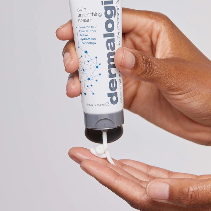 Dermalogica Skin Smoothing Cream 100 ml återfuktande ansiktskräm för torr hud som trycks ut ur en tub.