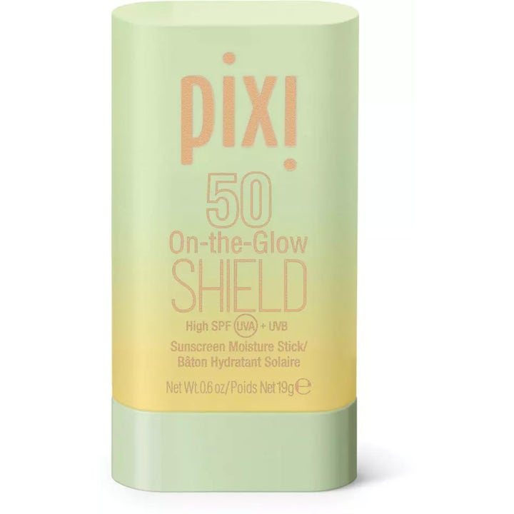 Pixi On-the-Glow Shield 19 g solskydd i stickformat ger SPF 50 i en limegrön och gultonad förpackning.