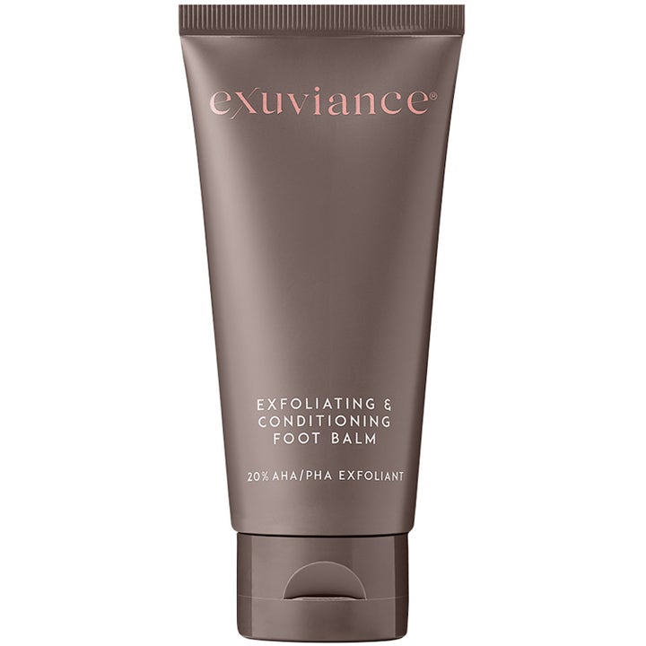 Exuviance Exfoliating & Conditioning Foot Balm AHA fotexfoliering mot torr hud fötter i en stilren brun tub.