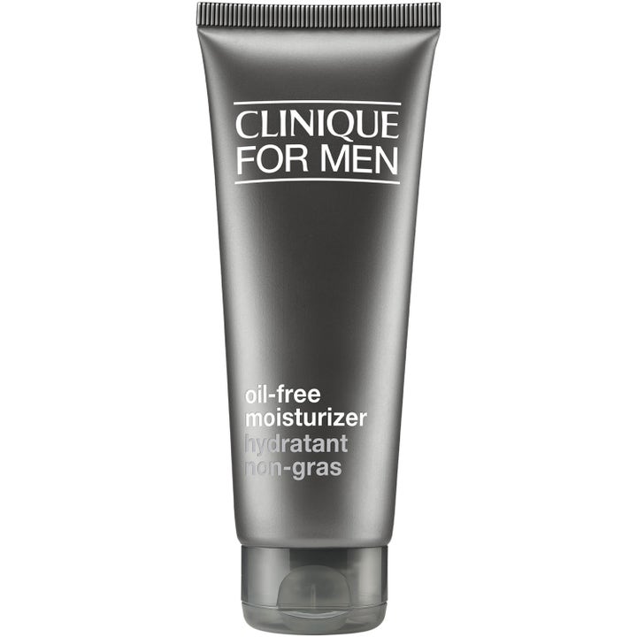 Clinique For Men Oil-free Moisturizer återfuktande ansiktskräm i en stilren grå tub med vitt tryck och lock.