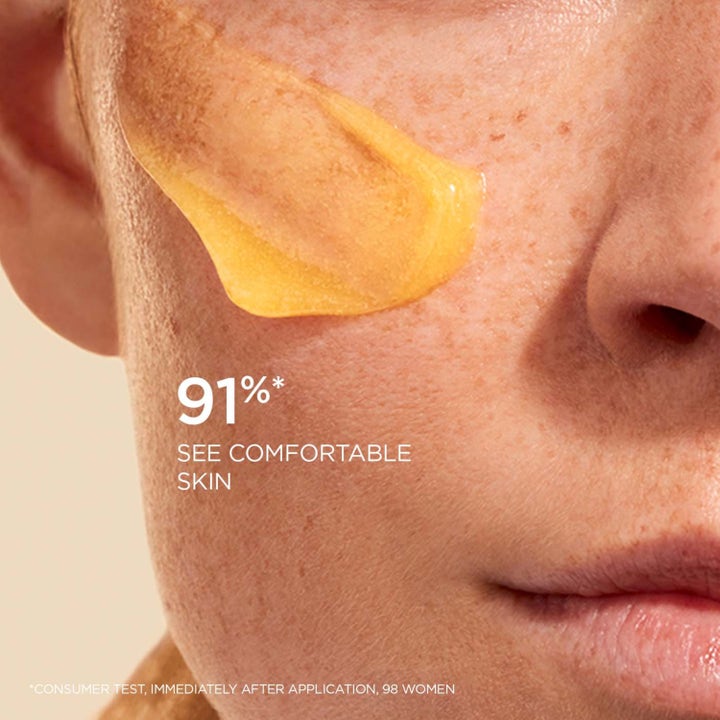 Clarins Comfort Scrub 50 ml närande ansiktsskrubb visar gul oljetextur på huden och texten 91% see comfortable skin.