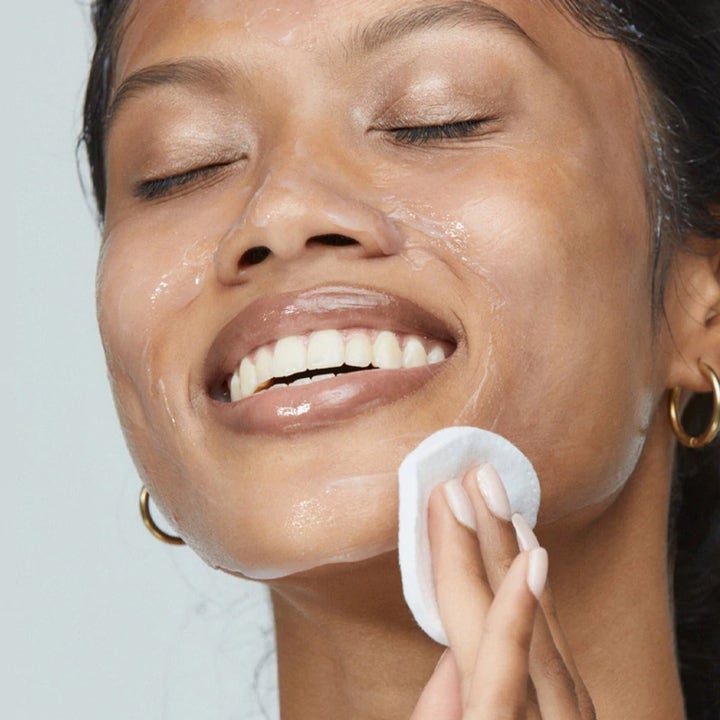 Dermalogica UltraCalming Cleanser Duo lugnande ansiktsrengöring på en kvinna som använder en bomullsrondell