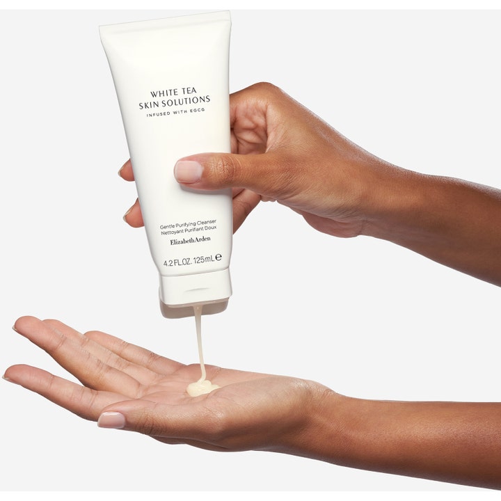 Elizabeth Arden White Tea Cleanser 125 ml lugnande mild ansiktsrengöring för känslig hud som trycker ut krämig gel i handen.