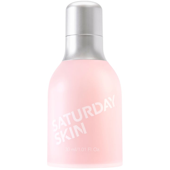 Saturday Skin Wide Awake Brightening Eye Cream 30 ml ger lyster i en matt rosa flaska med silverkork