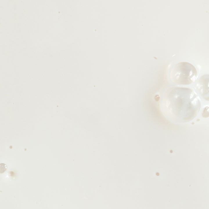 KORA Organics Silky Sun Drops 30 ml ekologisk solkräm spf 30 med krämig vit konsistens och små luftbubblor