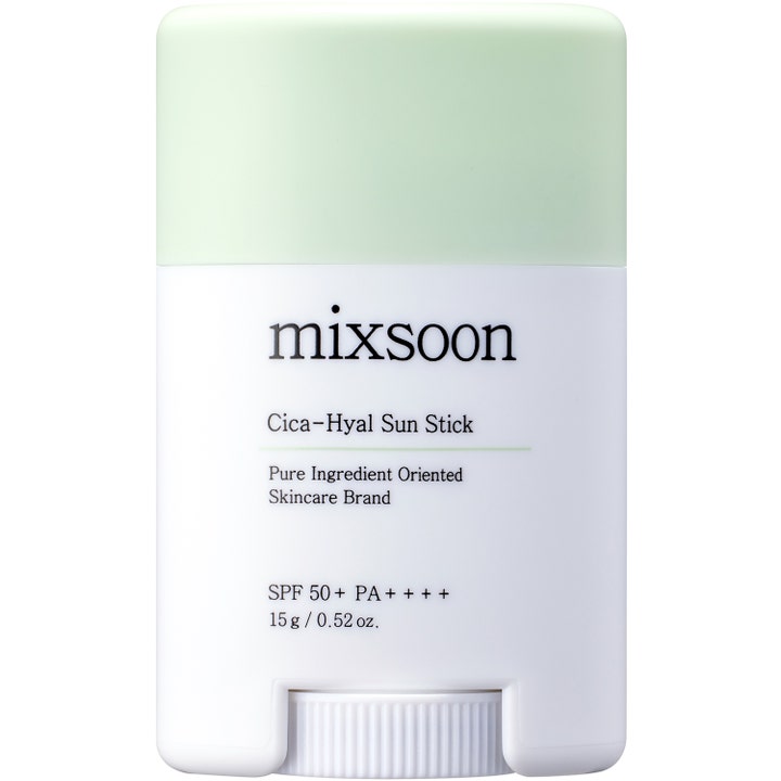 Mixsoon Cica-Hyal Sun Stick 20 g bärbart ansikts solskydd stick i vit och mintgrön hylsa som ger huden fukt. Mixsoon Cica-Hyal Sun Stick 15 g bärbart ansikts solskydd stick i vit och mintgrön hylsa som ger huden fukt.
