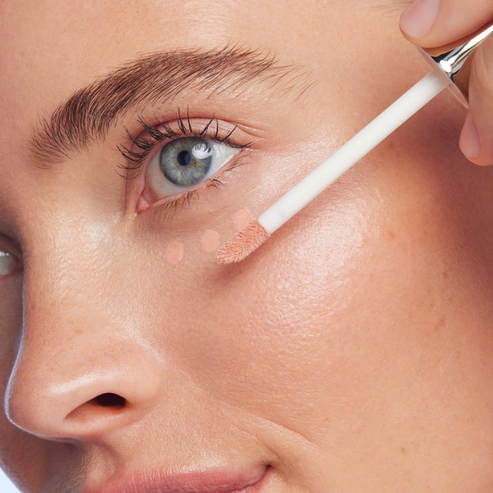 Nuxe Merveillance Lift Eye-Lighter Serum 12 ml ögonserum ger lyster vid applicering med mjuk applikator under ögat
