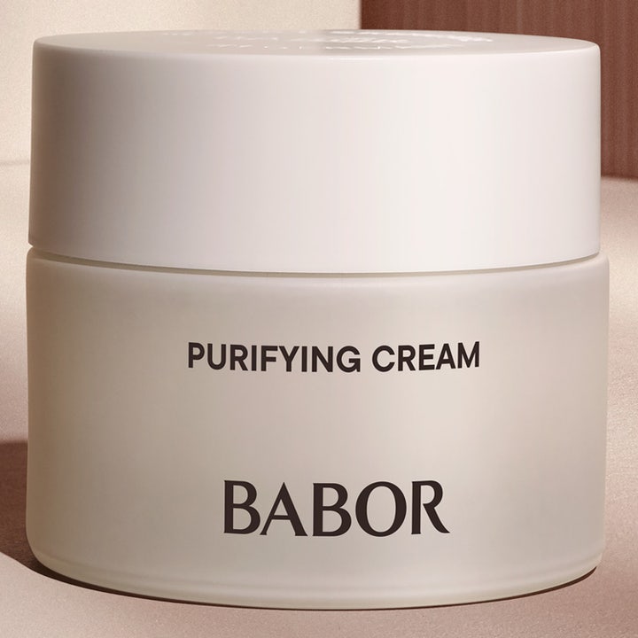 Babor Purifying Cream 50 ml renande kräm i frostad glasburk på vita podier i en stilren miljö.