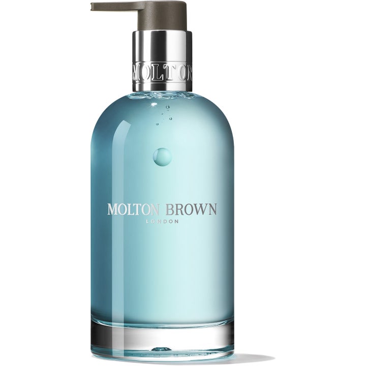 Molton Brown Coastal Cypress & Sea Fennel 300 ml lyxig handtvål med marin doft i genomskinlig flaska med silverpump.