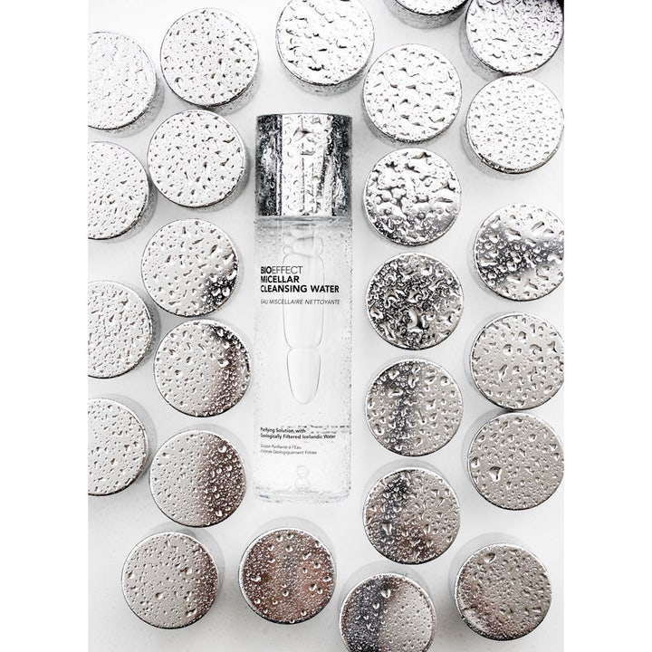 Bioeffect Micellar Cleansing Water 200 ml fuktgivande micellarvatten i flaska bland silvriga lock med vattendroppar.