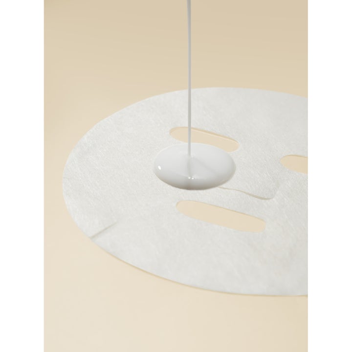 I'm from Rice Sheet mask 5-pack lystergivande ansiktsmask med krämig vit essens som hälls över en vit arkmask