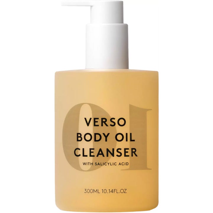 Verso Body Oil Cleanser 300 ml exfolierande kroppsrengöring i frostad flaska med vit pump och gyllene olja.