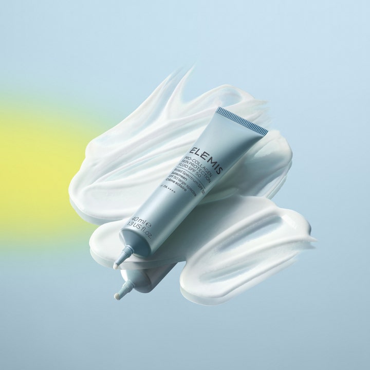 Elemis Pro-Collagen Skin Protection Fluid 40 ml fuktgivande solskydd ansikte spf 50 i ljusblå tub på krämig vit textur
