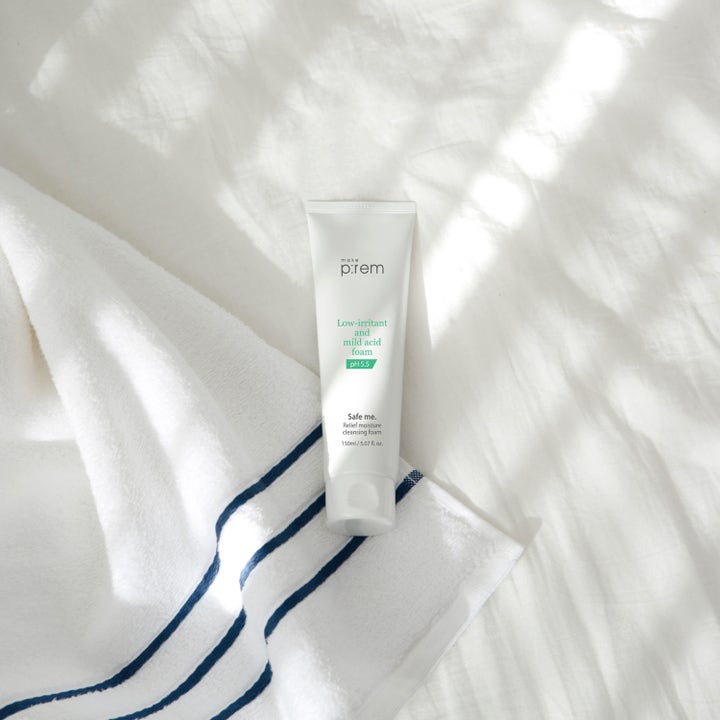 Make Prem Safe Me. Relief Moisture Cleansing Foam 150 ml rengöringsskum i vit tub på en vit randig handduk.