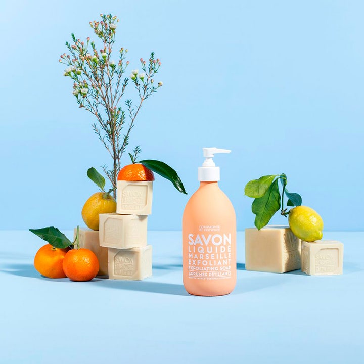 Compagnie de Provence Exfoliating Liquid Marseille Soap 495 ml i orange flaska med citrusfrukter
