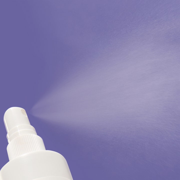 Mario Badescu Repairing Facial Spray 118 ml face mist med hypoklorsyra hudvård sprutar en fin dimma mot lila bas