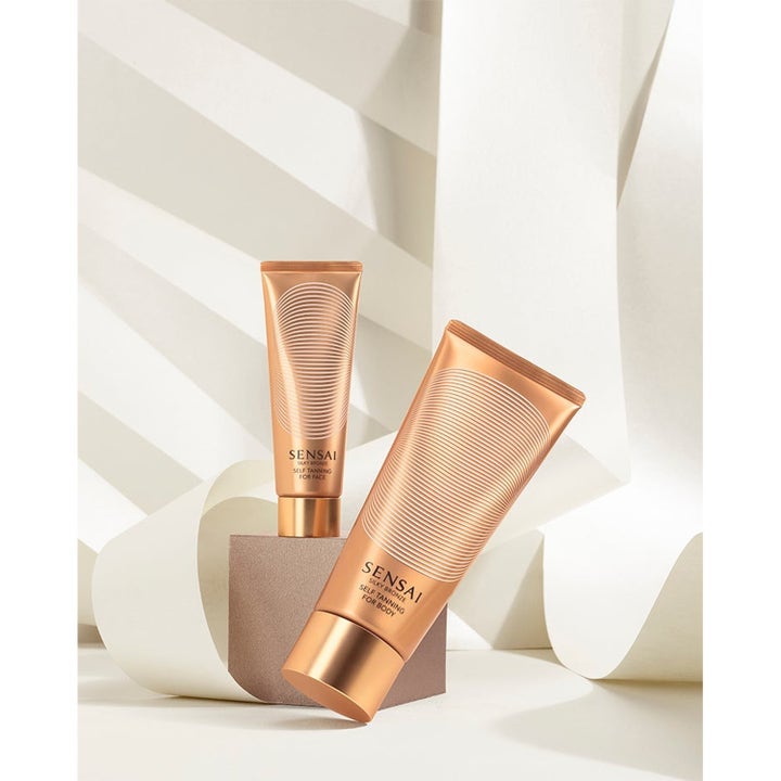Sensai Silky Bronze Self Tanning 200 ml set ger solkysst lyster genom två bronsfärgade tuber på en brun bas.
